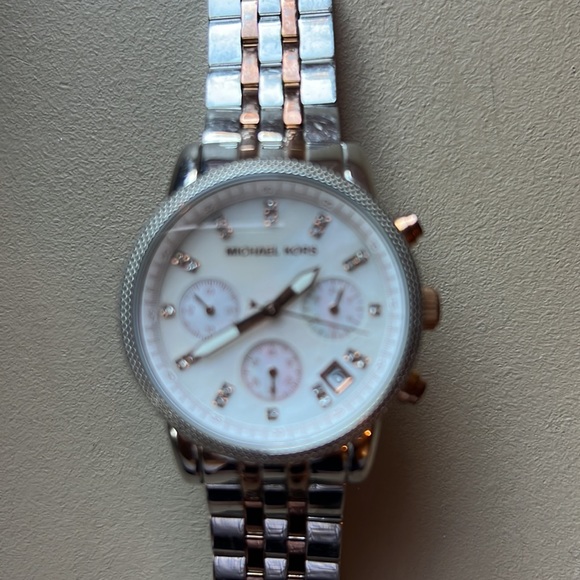 Michael Kors Runway Women's watch - Picture 2 of 3